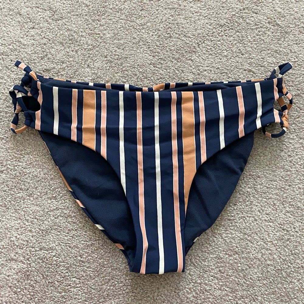 Roxy bikini bottom new without tags size M